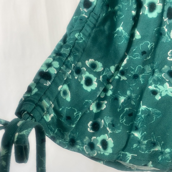 Green floral jumper, adjustable Y back, V neck, spaghetti straps,shorts,Medium - Picture 4 of 13